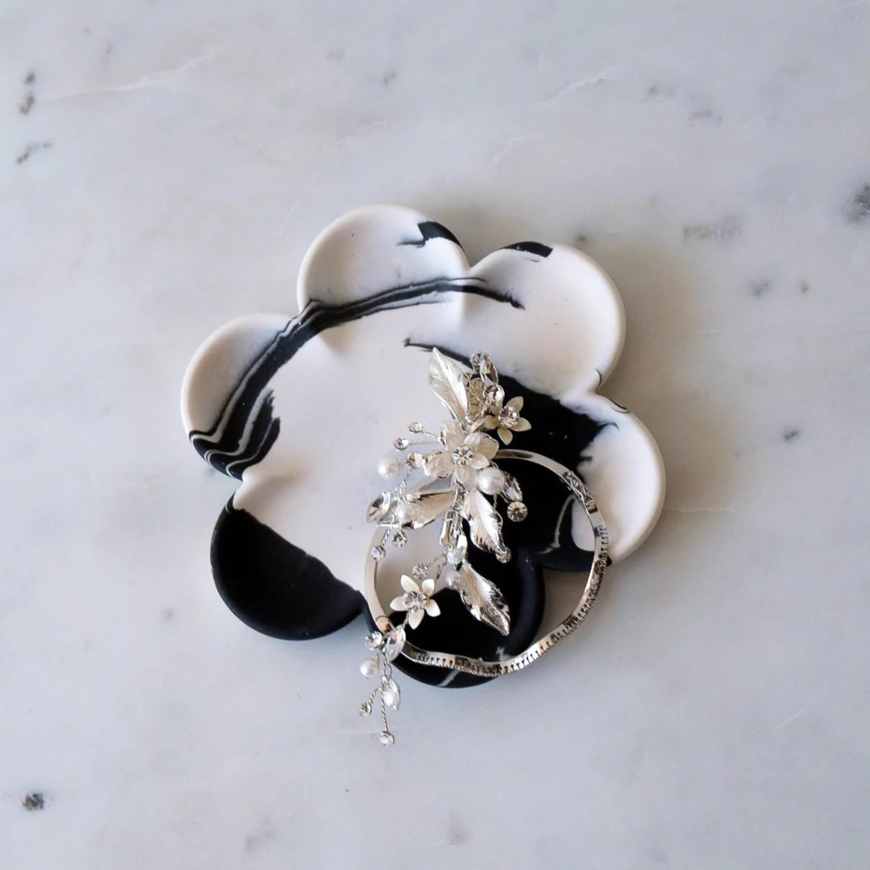 صورة Flower Trinket-Black & White