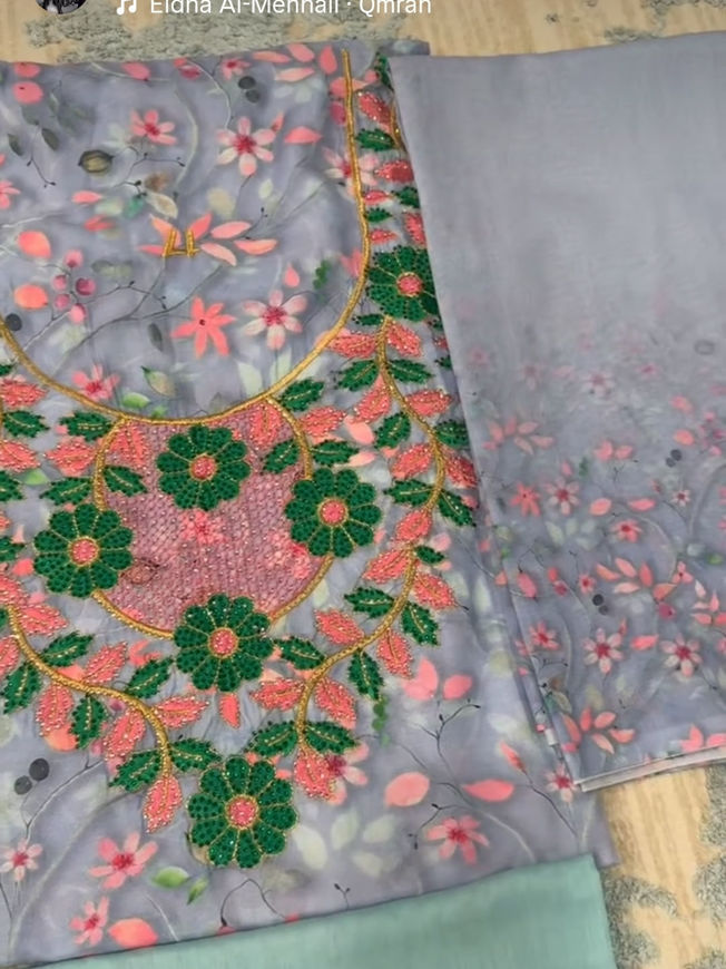 Picture of مع شيلةمخورة من الفصوص الذهبي والفضي مع شيلة