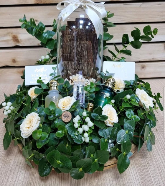 Picture of Cambodian oud with flowers