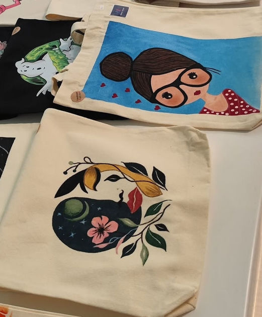 Picture of Drawing bags on the top