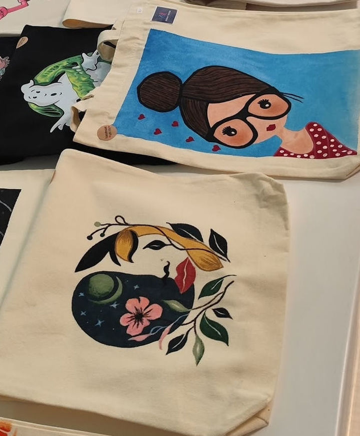 Picture of Drawing bags on the top