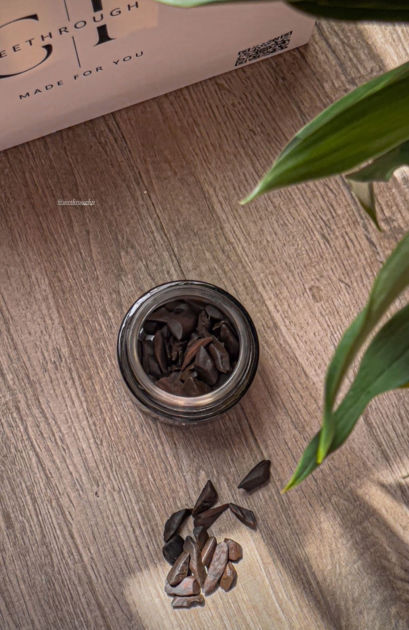 Picture of A scented oud that is scattered