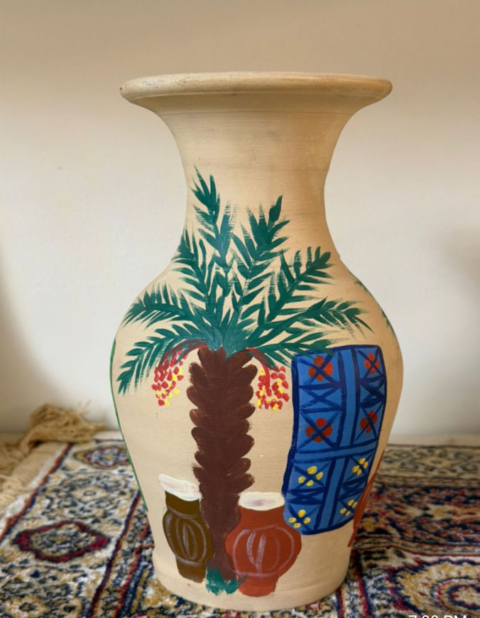 Picture of A jar with a traditional drawing of the door and the palm tree 