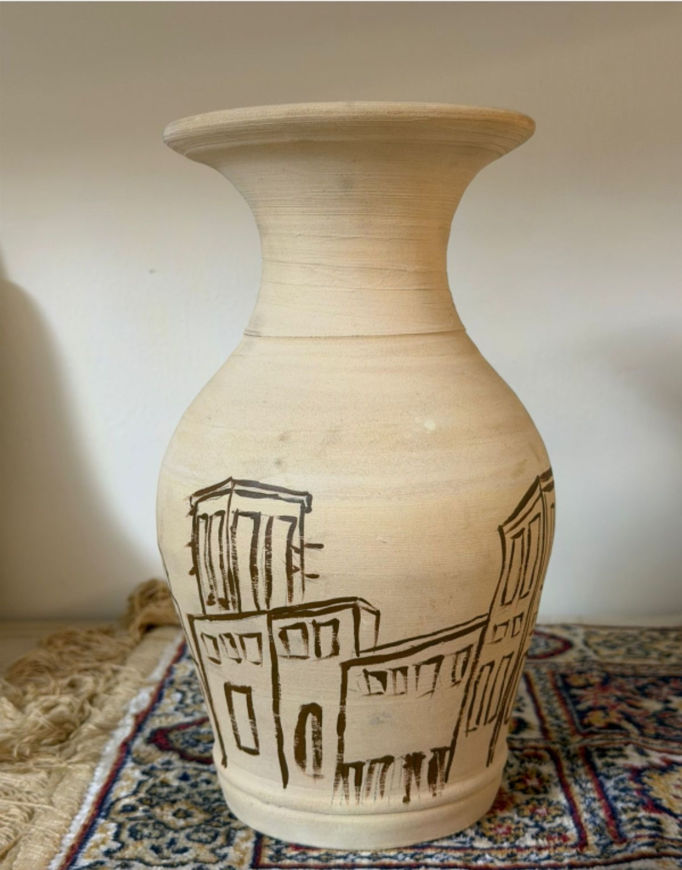 Picture of A jar with a heritage drawing with a picture of the fort