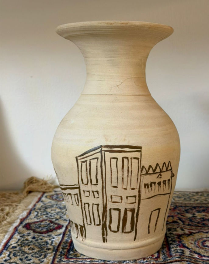 Picture of A jar with a traditional drawing of Al-Hosn 2