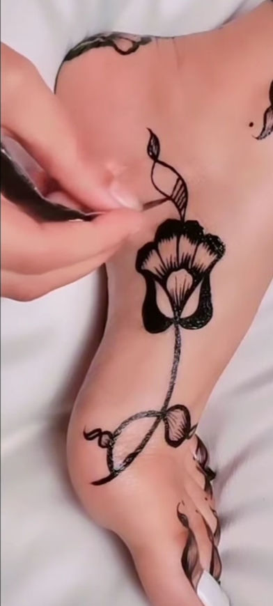 Picture of Sudanese Henna with Rose Drawing for the Foot