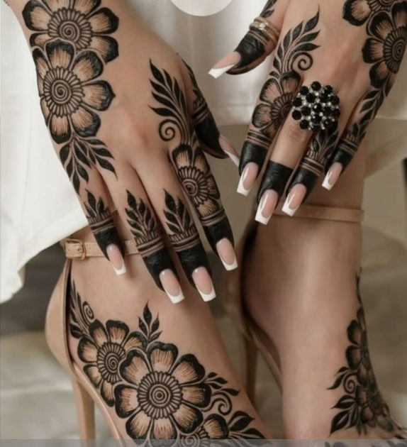 Picture of Sudanese Henna with Flower Drawing 2