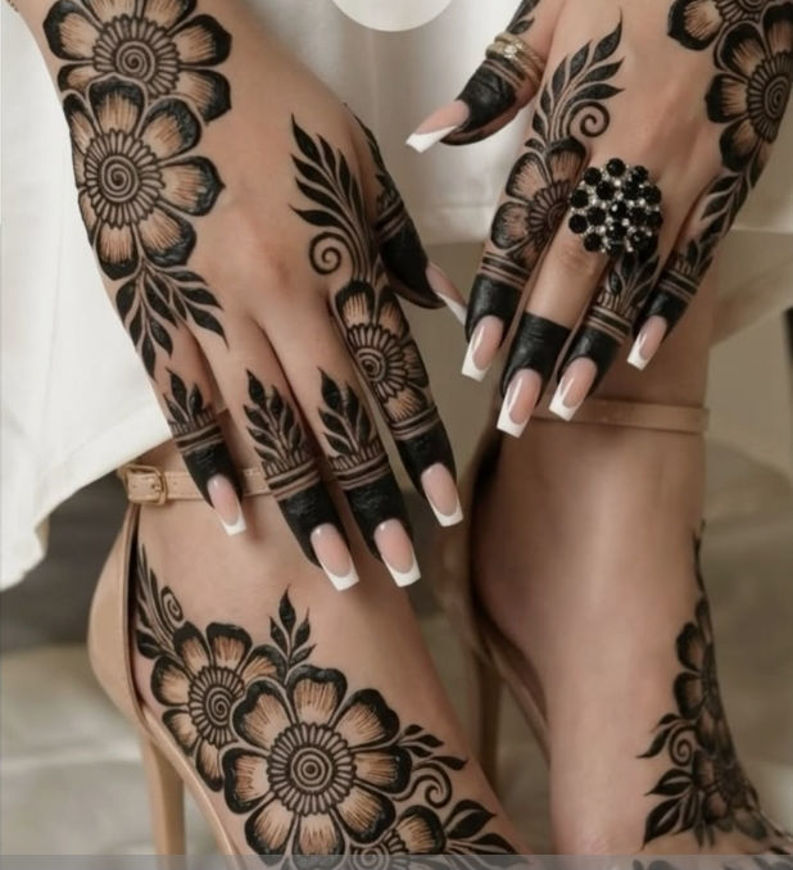 Picture of Sudanese Henna with Flower Drawing 2