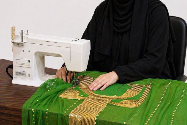 Picture of Sewing a dress and a condor