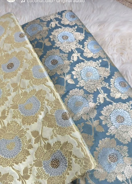Picture of Soft silk colored in gold 