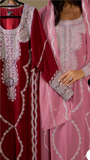 Picture of Dress embroidered with lobes