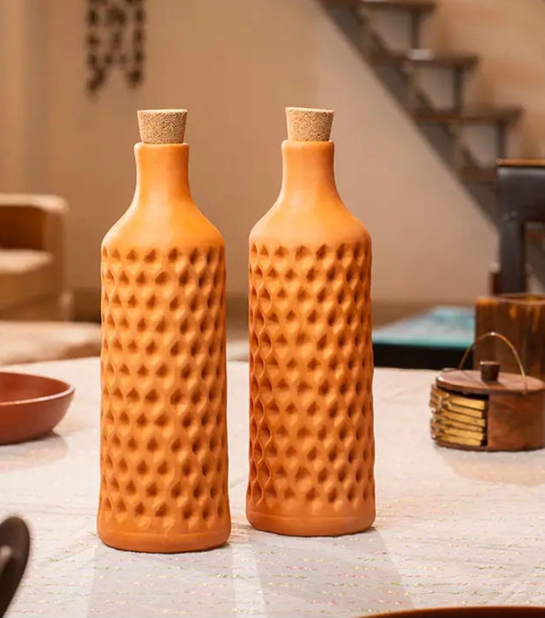 Picture of Terracotta Bottle with Diamond Lattice Pattern - 1L